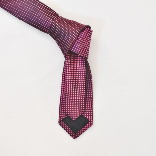 Черный галстук в розовый горох