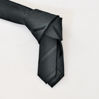 Черный узкий галстук в полоску из вискозы