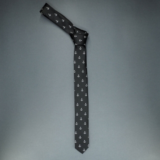Недорогой узкий стильный мужской галстук черного цвета с узорами в виде якорей