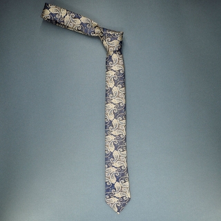 Недорогой узкий мужской галстук синего цвета с узором в виде огурцов