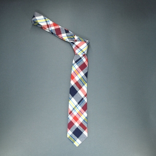 Недорогой узкий мужской стильный клетчатый галстук.