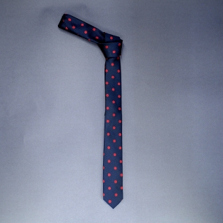 Недорогой узкий мужской галстук синего цвета в горошек.