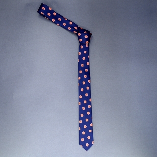 Недорогой узкий мужской цветочный галстук синего цвета.