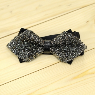 Недорогая модная галстук-бабочка из плотной хлопковой ткани с узором в виде кристаллов.