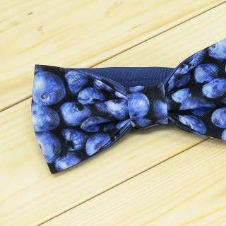 Недорогая одная галстук-бабочка синего цвета из плотной хлопковой ткани с узором в виде черники