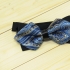 Недорогая модная галстук-бабочка черного цвета из плотной хлопковой ткани с узором в виде огурцов. thumb