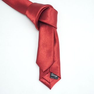Модный бордовый галстук